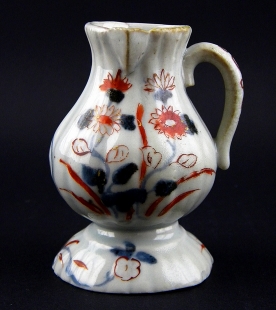 Imari K�nnchen mit Blumen- und Blattdekor Japan um 1700