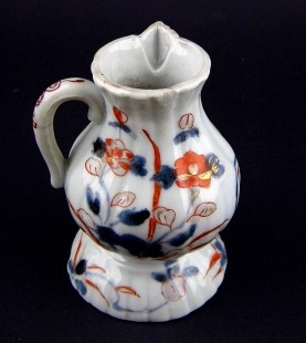 Imari K�nnchen mit Blumen- und Blattdekor Japan um 1700