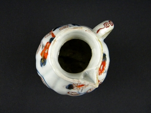 Imari K�nnchen mit Blumen- und Blattdekor Japan um 1700