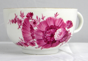 Meissener Porzellan Tasse & Untertasse mit Bl�tendekor 1774