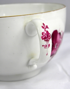 Meissener Porzellan Tasse & Untertasse mit Bl�tendekor 1774