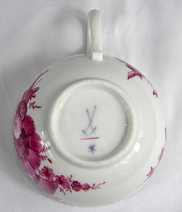 Meissener Porzellan Tasse & Untertasse mit Bl�tendekor 1774