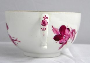 Meissener Porzellan Tasse & Untertasse mit Bl�tendekor 1774