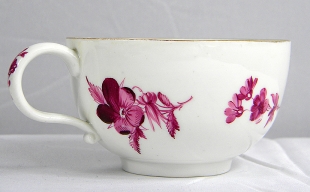 Meissener Porzellan Tasse & Untertasse mit Bl�tendekor 1774